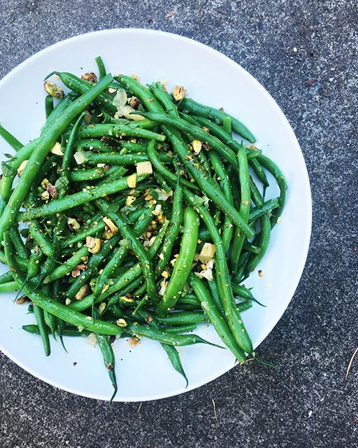 Green Beans with Lemon and Garlic · Serves 2