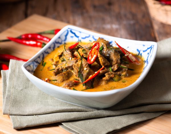 Panang Curry mit iberischem Schweinefleisch und Erdnusssauce · FÜR 2 PERSONEN