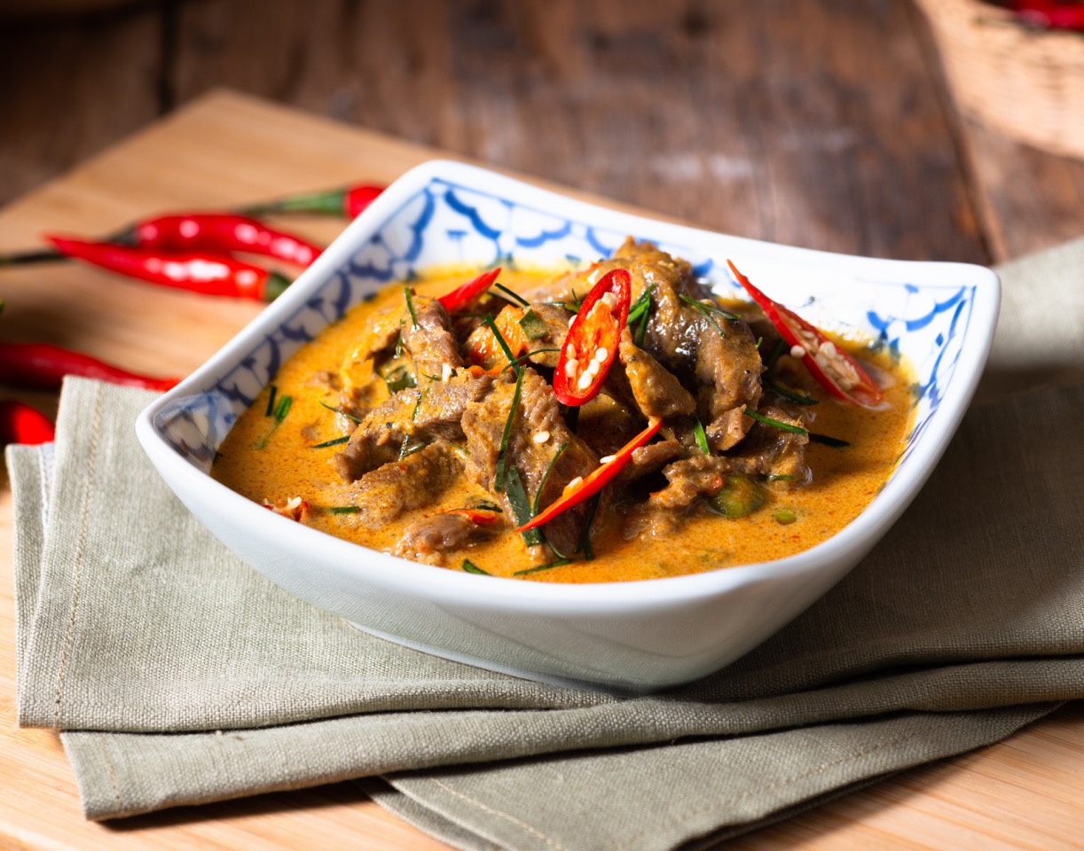 Iberian pork Panang Curry with peanuts  · Serves 2