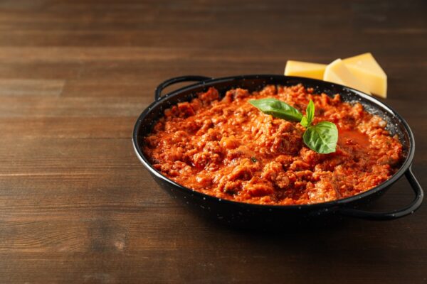 UNSERE KLASSISCHE BOLOGNESE-SAUCE · Für 2 personen